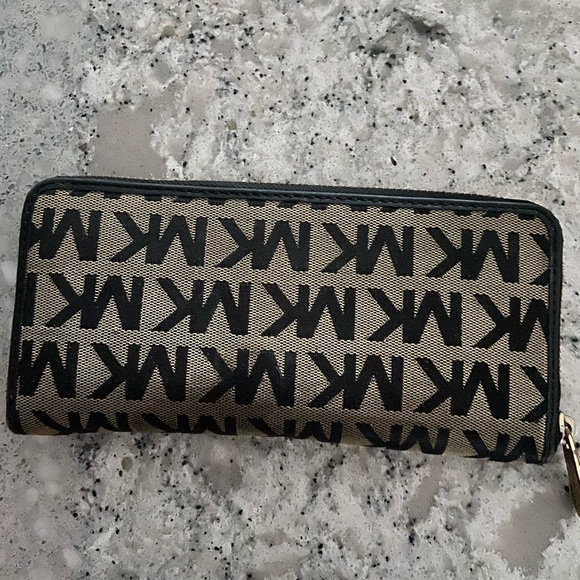 Micheal kors wallet. Authentic - Picture 2 of 3